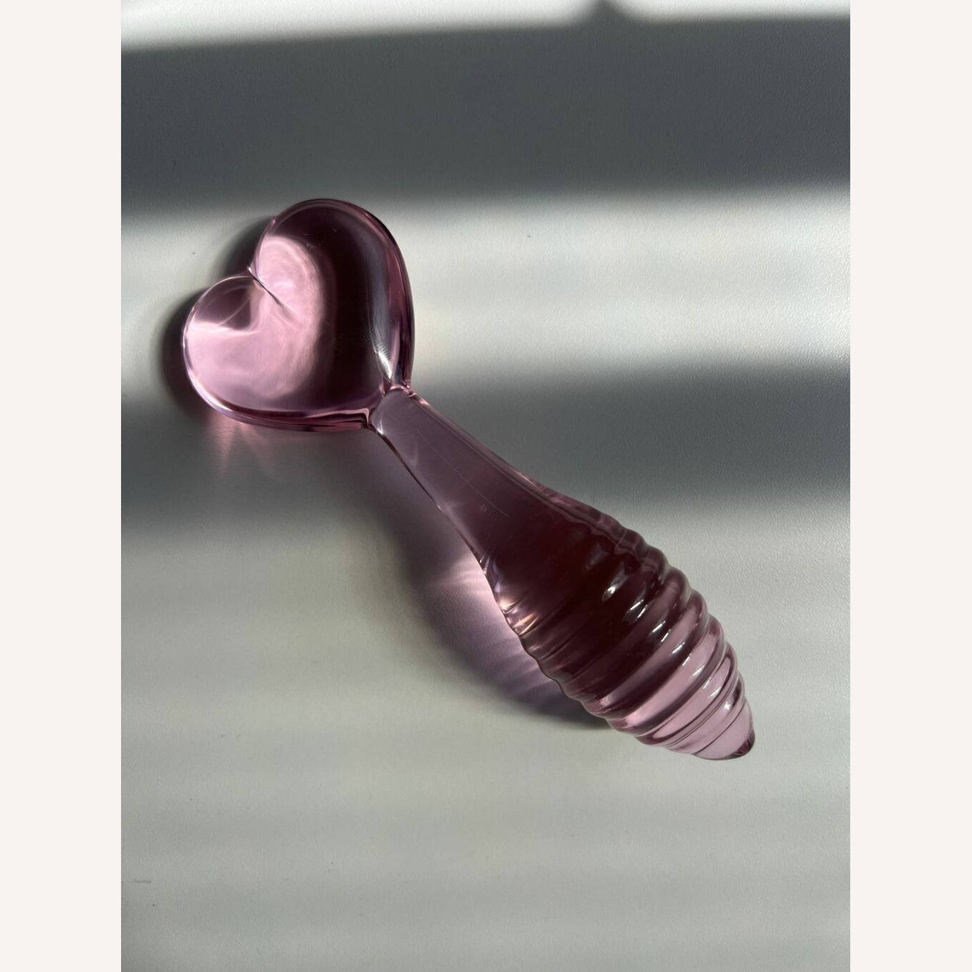 Plug Anal de Vidro Colmeia com Base de Coração - 13,0 x 3,0 cm